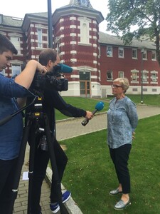 Lisbeth von Erpecom Vikse intervjues av NRK Rogaland.